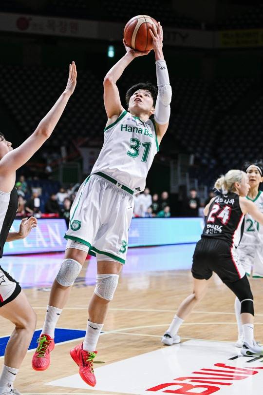 슛 쏘는 진안. 사진[연합뉴스]