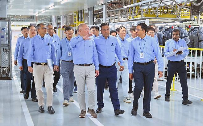 현대차그룹 정의선 회장이 인도 첸나이공장 임직원들과 생산라인을 점검하고 있다. <사진제공 : 현대차그룹>