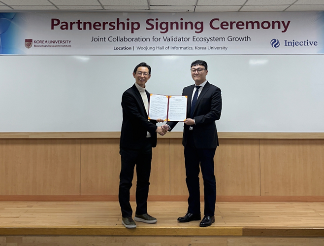 협력을 체결한 인호 고려대학교 블록체인연구소장(왼쪽)과 앤드류 강 인젝티브 한국 총괄