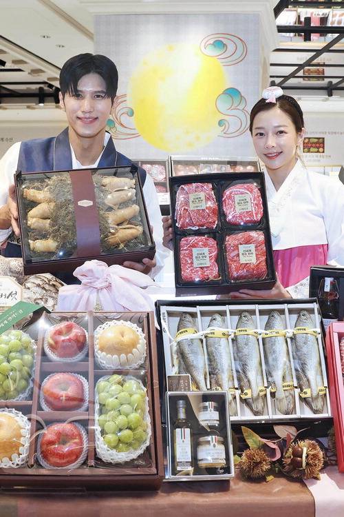 올해 설 선물세트를 사전 예약 판매하는 신세계백화점.  신세계백화점