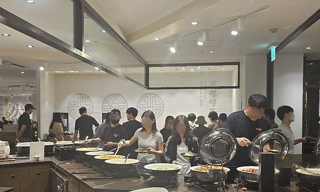 자연별곡 NC송파점 샐러드바를 이용하는 고객들. [이랜드이츠 제공]