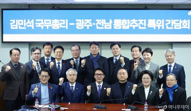 김민석 국무총리가 14일 서울 여의도 국회 의원회관에서 열린 광주·전남 통합추친 특위 간담회에서 참석자들과 기념 촬영을 하고 있다./사진=뉴스1