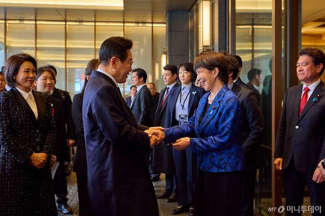 (나라(일본)=뉴스1) 이재명 기자 = 이재명 대통령이 13일 일본 나라현 회담장에서 열린 확대 회담에 앞서 마중 나온 다카이치 사나에 일본 총리와 악수하고 있다. (공동취재) 2026.1.13/뉴스1  Copyright (C) 뉴스1. All rights reserved. 무단 전재 및 재배포,  AI학습 이용 금지. /사진=(나라(일본)=뉴스1) 이재명 기자