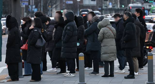 서울 종로구 광화문 세종대로사거리에서 출근길 시민들이 횡단보도 신호를 기다리고 있다. 연합뉴스