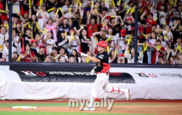 2025년 8월 29일 오후 경기도 수원KT위즈파크에서 열린 '2025 신한 SOL뱅크 KBO 리그' KIA 타이거즈와 KT 위즈의 경기. KIA 오선우가 6회초 1사 1.2루서 3점 홈런을 친 뒤 기뻐하고 있다./마이데일리