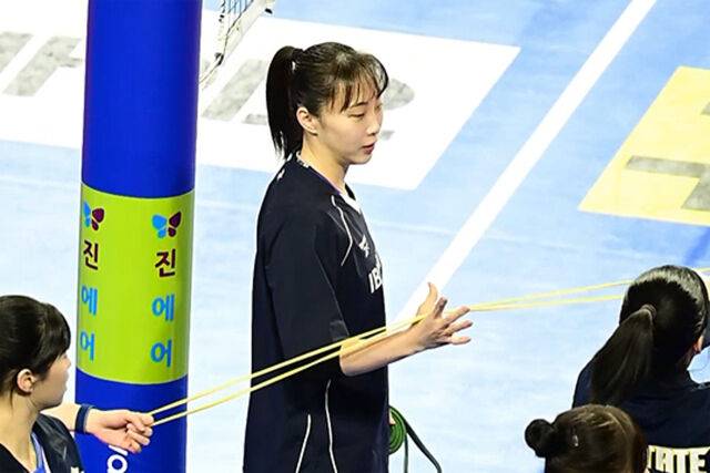 장난기가 발동한 황민경이 트레이너의 고무줄을 잡고 있다. / 동영상 캡쳐