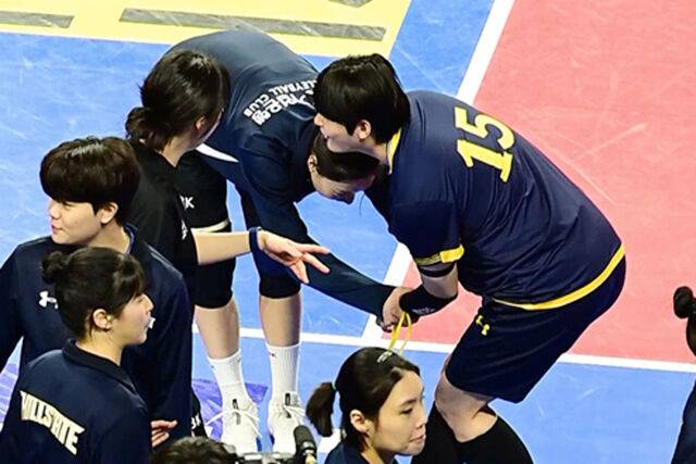 황민경에게 고무줄 테러를 당한 육서영과 김희진이 장난을 치고 있다. / 동영상 캡쳐