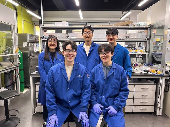 이번 연구를 수행한 KAIST 연구진. 주창현(앞줄 왼쪽부터 시계방향) 주창현 박사과정, 하재영, 조힘찬 교수, 장재동, 연성범 석박사통합과정.[KAIST 제공]