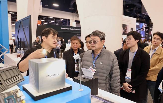이수그룹 김상범 회장이 CES 2026에서 피지컬 AI 국내 기업 부스를 둘러보고 있다. 김상범 회장(오른쪽 세번째) ㈜이수 김세민 대표이사(오른쪽 두번째)