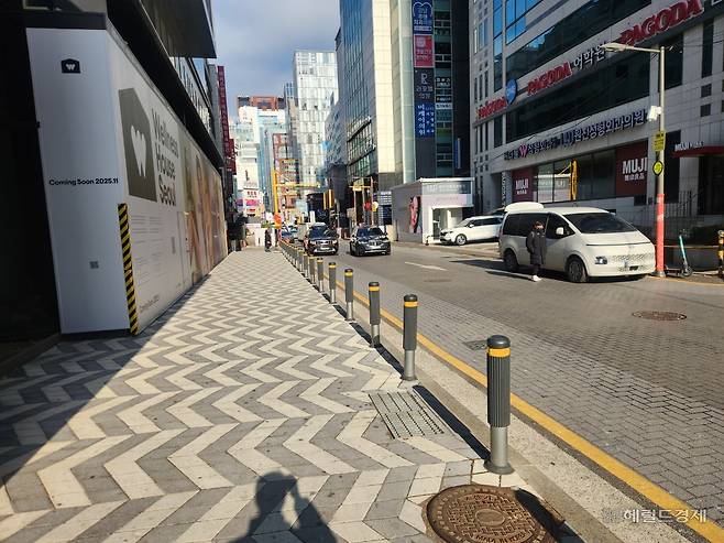 지난 12일 오전 서울 강남구 강남역 일대 한 거리. 한때 전날 밤 뿌린 성매매 업소 전단지 등이 나뒹굴었던 거리에서 성매매 전단지가 자취를 감췄다. 이영기 기자.