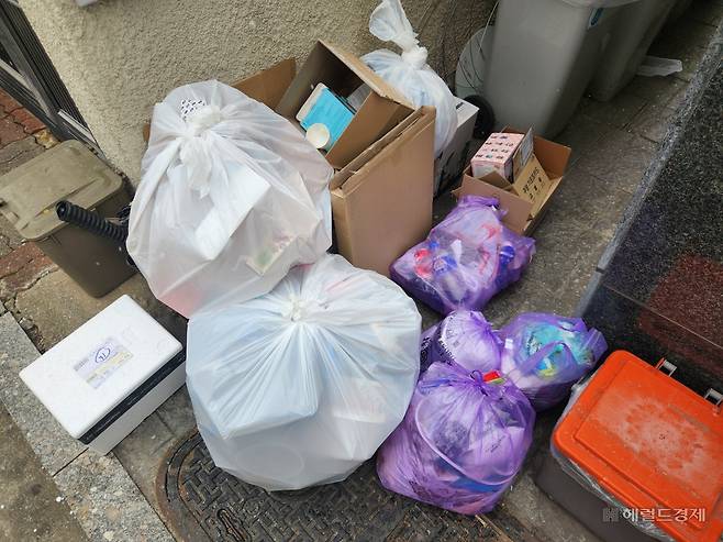 지난 12일 오전 서울 강남구 강남역 일대 한 거리의 쓰레기 더미. 한때 전날 밤 뿌린 성매매 업소 전단지 등이 나뒹굴었던 쓰레기 더미에서도 성매매 전단지를 찾을 수 없었다. 이영기 기자.