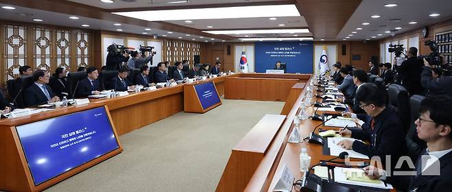 [서울=뉴시스] 김선웅 기자 = 윤호중 행정안전부 장관이 14일 서울 종로구 정부서울청사에서 열린 산하기관(상호부조, 재정세제분야) 업무보고에서 모두발언을 하고 있다. 2026.01.14. mangusta@newsis.com
