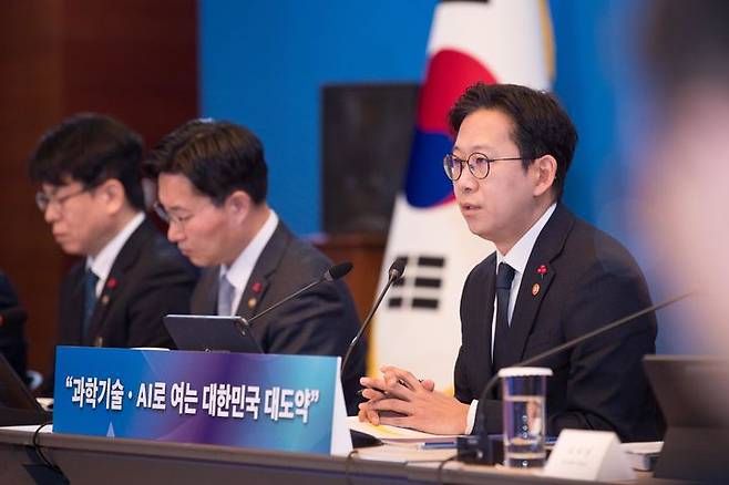 [서울=뉴시스] 배경훈 부총리 겸 과학기술정보통신부 장관이 14일 오전 서울 중구 서울중앙우체국에서 열린 '우주항공청·과학기술원·정보통신기술분야 업무보고'에서 발언하고 있다. (사진=과학기술정보통신부 제공) 2026.01.14. photo@newsis.com *재판매 및 DB 금지