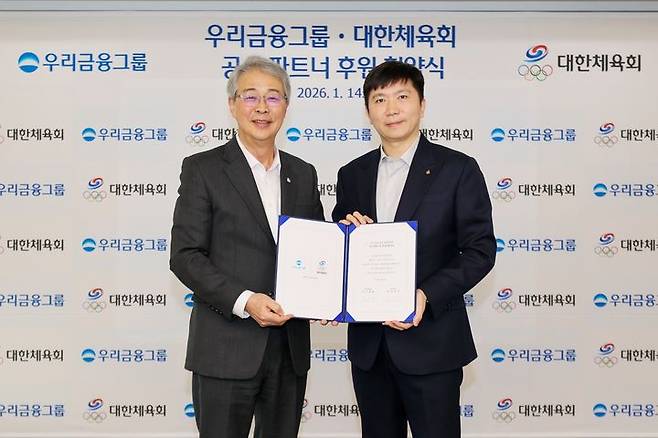 [서울=뉴시스] 대한체육회와 우리금융그룹 공식 파트너 후원 협약식에 참석한 임종룡 우리금융그룹 회장과 유승민 대한체육회장(오른쪽). (사진=대한체육회 제공). 2026.01.14. *재판매 및 DB 금지