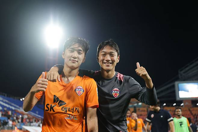 [서울=뉴시스] 프로축구 K리그1 제주 SK의 최병욱과 김준하. (사진=제주 SK 제공) *재판매 및 DB 금지