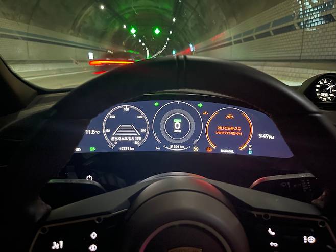 시속 100km로 주행 중 갑자기 정지한 김씨의 타이칸 차량. 독자 제공