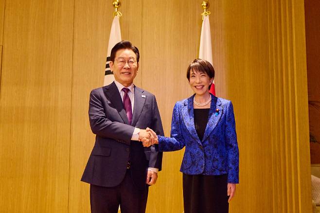 이재명 대통령과 다카이치 사나에 일본 총리가 13일 일본 나라현 정상회담장에서 소인수 회담 전 악수를 하고 있다. 연합뉴스