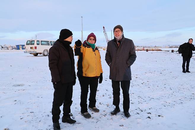 조이 베이커 놈항만 국장이 박형준 시장에게 항만 현황을 설명하고 있다. 부산시 제공