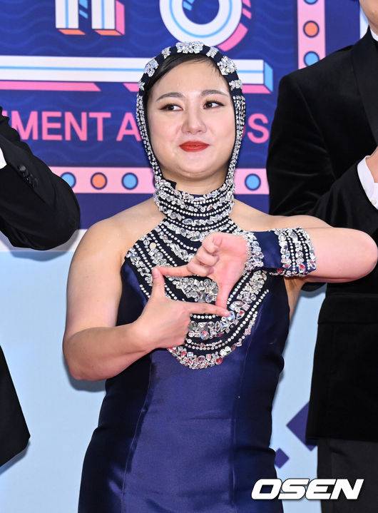 [OSEN=이대선 기자] 29일 오후 서울 상암 MBC 미디어센터에서 2022 MBC 방송연예대상 레드카펫 행사가 진행됐다.방송인 박나래가 레드카펫을 밟고 있다. 2022.12.29 /sunday@osen.co.kr