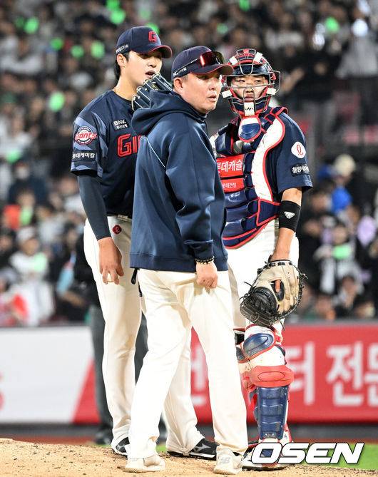 [OSEN=수원, 이대선 기자] 11일 오후 수원 KT위즈파크에서 2025 신한 SOL Bank KBO리그 KT 위즈와 롯데 자이언츠의 더블헤더 2차전 경기가 열렸다.KT는 오원석, 롯데는 이민석을 선발 투수로 내세웠다.6회말 2사 만루에서 그라운드를 방문한 롯데 주형광 코치가 이민석과 이야기를 나누고 있다. 2025.05.11 /sunday@osen.co.kr