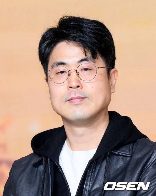 [OSEN=이대선 기자] 14일 서울 마포구 호텔 나루 서울 엠갤러리에서 넷플릭스 '솔로지옥' 시즌5 제작발표회가 열렸다.'솔로지옥'은 커플이 되어야만 나갈 수 있는 외딴 섬, ‘지옥도’에서 펼쳐질 솔로들의 솔직하고 화끈한 데이팅 리얼리티쇼​로 오는 1월 20일(화) 오직 넷플릭스에서 만날 수 있다.김재원 PD가 취재진의 질문을 듣고 있다. 2026.01.14 /sunday@osen.co.kr