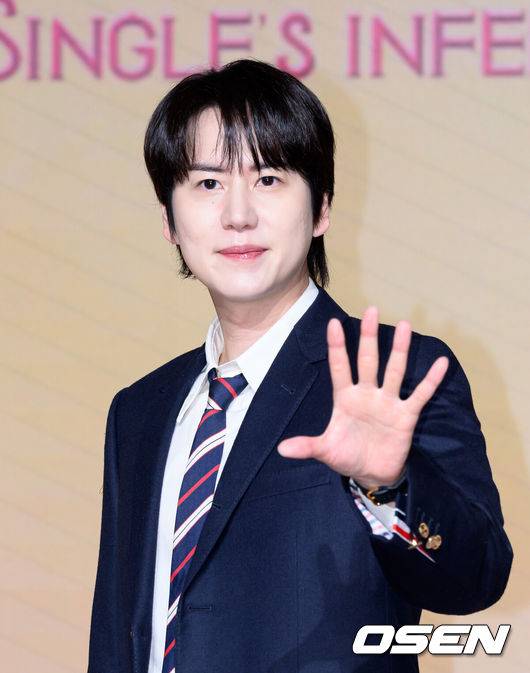 [OSEN=이대선 기자] 14일 서울 마포구 호텔 나루 서울 엠갤러리에서 넷플릭스 '솔로지옥' 시즌5 제작발표회가 열렸다.'솔로지옥'은 커플이 되어야만 나갈 수 있는 외딴 섬, ‘지옥도’에서 펼쳐질 솔로들의 솔직하고 화끈한 데이팅 리얼리티쇼​로 오는 1월 20일(화) 오직 넷플릭스에서 만날 수 있다.가수 규현이 포토타임을 가지고 있다. 2026.01.14 /sunday@osen.co.kr