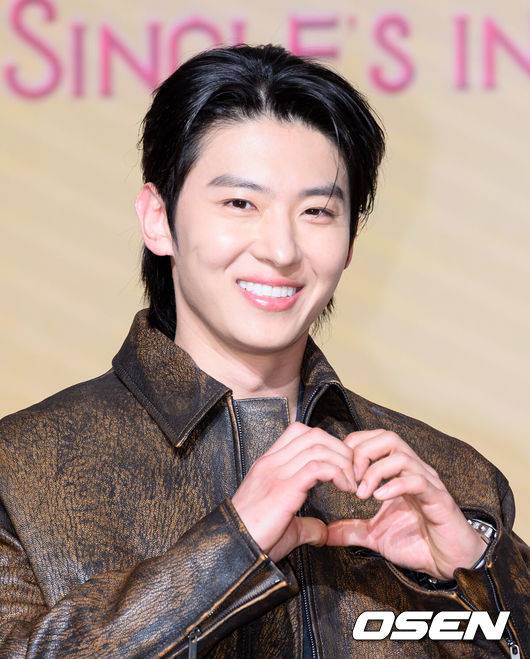 [OSEN=인천, 이대선 기자] 14일 서울 마포구 호텔 나루 서울 엠갤러리에서 넷플릭스 '솔로지옥' 시즌5 제작발표회가 열렸다.'솔로지옥'은 커플이 되어야만 나갈 수 있는 외딴 섬, ‘지옥도’에서 펼쳐질 솔로들의 솔직하고 화끈한 데이팅 리얼리티쇼​로 오는 1월 20일(화) 오직 넷플릭스에서 만날 수 있다.방송인 덱스가 포토타임을 가지고 있다. 2026.01.14 /sunday@osen.co.kr