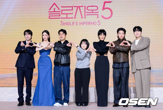 [OSEN=인천, 이대선 기자] 14일 서울 마포구 호텔 나루 서울 엠갤러리에서 넷플릭스 '솔로지옥' 시즌5 제작발표회가 열렸다.'솔로지옥'은 커플이 되어야만 나갈 수 있는 외딴 섬, ‘지옥도’에서 펼쳐질 솔로들의 솔직하고 화끈한 데이팅 리얼리티쇼​로 오는 1월 20일(화) 오직 넷플릭스에서 만날 수 있다.규현, 이다희, 김재원 PD, 박수지 PD, 홍진경, 덱스, 한해가 포토타임을 가지고 있다. 2026.01.14 /sunday@osen.co.kr