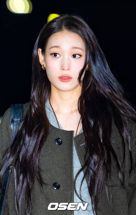 [OSEN=인천공항, 민경훈 기자] 그룹 올데이 프로젝트(ALLDAY PROJECT, 올데프)가 27일 오전 해외 일정차 인천국제공항을 통해 출국했다.올데이프로젝트는 이날 2025 MAMA AWARDS(2025 마마 어워즈) 참석하기 위해 홍콩으로 출국했다.올데이프로젝트 애니가 출국장으로 향하고 있다. 2025.11.27 /rumi@osen.co.kr