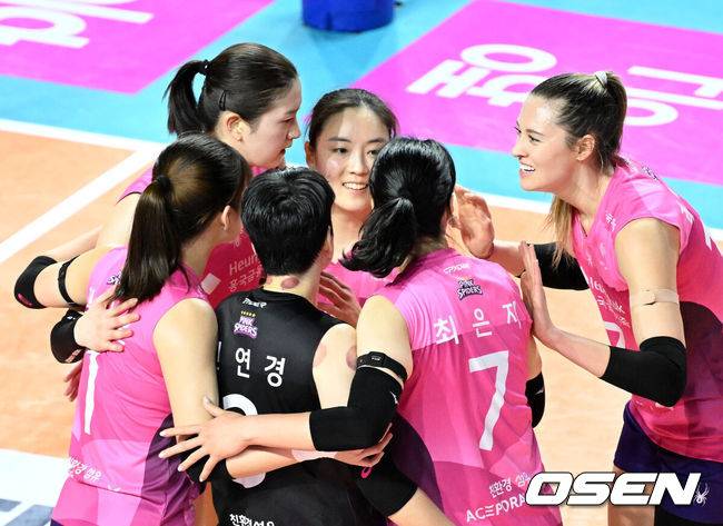 [OSEN=인천, 이대선 기자] 14일 오후 인천 삼산월드체육관에서 프로배구 진에어 2025~26 V리그 흥국생명과 한국도로공사의 경기가 열렸다.흥국생명은 11승 10패로 3위, 한국도로공사는 승점 17승 4패로 1위를 기록하고 있다.1세트 흥국생명 이나연이 득점 성공 후 동료들과 환호하고 있다. 2026.01.14 /sunday@osen.co.kr