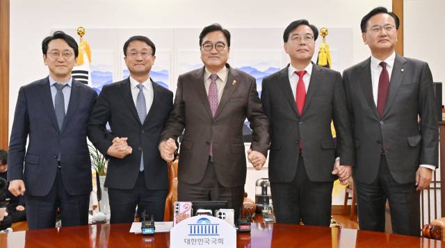 ▲우원식 국회의장(가운데)과 더불어민주당 한병도 원내대표(왼쪽 두 번째), 국민의힘 송언석 원내대표(오른쪽 두 번째)가 14일 국회의장실에서 열린 국회의장-양당 원내대표 회동에 참석해 기념 촬영하고 있다. 왼쪽은 더불어민주당 천준호 원내운영수석부대표, 오른쪽은 국민의힘 유상범 원내운영수석부대표. ⓒ연합뉴스