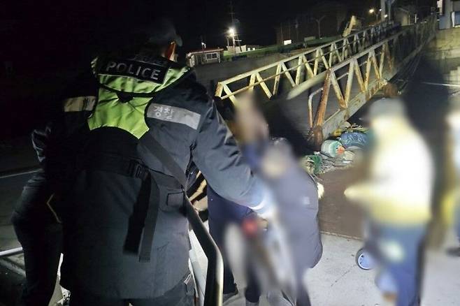 13일&nbsp;오후 8시29분쯤 전북 군산시 옥도면 방축도에서 복어 요리를 먹고 마비 증세가 나타난 주민들을 육지로 이송하기 위해 군산해경이 연안구조정에 태우고 있다. 군산해경 제공