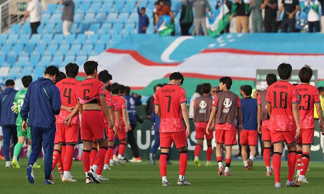 23세 이하(U-23) 한국 축구대표팀 선수들이 13일 사우디아라비아 리야드의 프린스 파이살 빈 파흐드 경기장에서 열린 2026 AFC U-23 아시안컵 조별리그 우즈베키스탄과 3차전에서 패한 뒤 아쉬워하고 있다. 대한축구협회 제공
