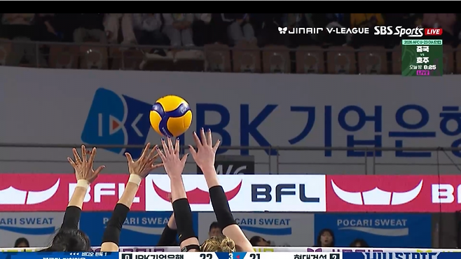11일 열린 V리그 여자부 IBK기업은행과 현대건설의 경기 장면. 기업은행의 빅토리아의 스파이크를 카리가 블로킹하는 과정에서 손가락에 닿았는지를 두고 잡음이 일었다. 한국배구연맹 제공