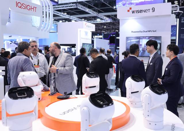 12~14일 아랍에미리트(UAE) 두바이에서 열리는 보안 전시회 ‘인터섹 2026’ 내 한화비전의 부스에 인공지능(AI) 러기다이즈드 PTZ 카메라가 전시돼 있다. 사진 제공=한화비전