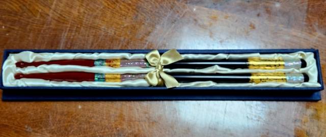 이재명 대통령이 다카이치 사나에 일본 총리에게 선물한 나전칠기 드럼 스틱. 청와대 제공