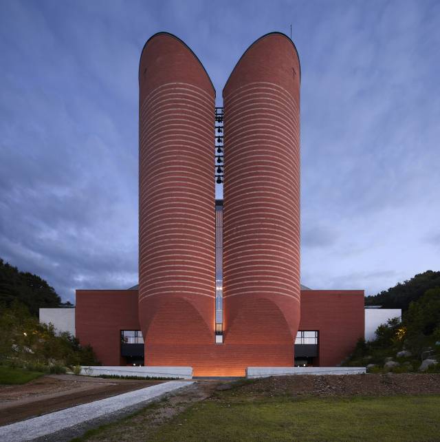 마리오 보타가 설계한 남양성모성지 대성당. 김용관 작가