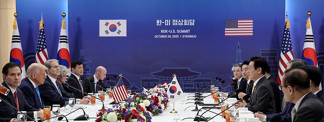 이재명 대통령과 도널드 트럼프 미국 대통령이 2025년 10월29일 경북 경주박물관에서 한·미 정상회담을 하고 있다. ⓒ대통령실통신사진기자단