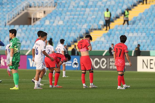 U-23 대표팀 선수들이 사우디아라비아 리야드의 프린스 파이살 빈 파드 스타디움에서 벌어진 우즈베키스탄전에서 0-2로 패한 뒤 허탈해하고 있다. 사진제공│대한축구협회