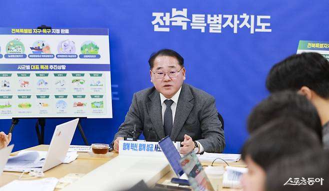 김종훈 경제부지사가 14일 오전 도청에서 ‘전북특별자치도 출범 2주년 성과와 향후 계획’에 대해 발표하고 있다. 사진제공=전북자치도