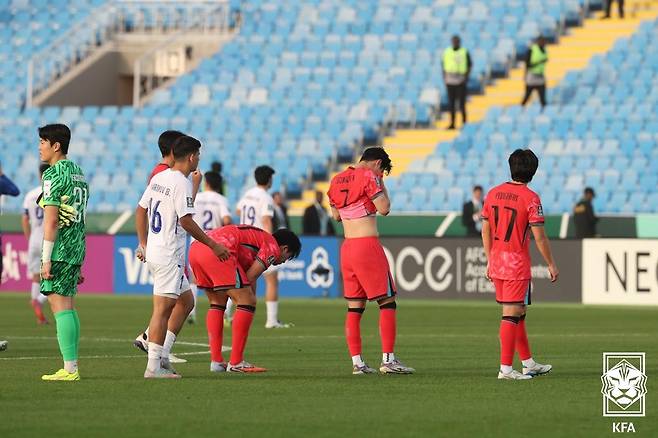 한국 U-23 축구대표팀이 13일 사우디아라비아 리야드의 프린스 파이살 빈 파흐드 경기장에서 열린 우즈베키스탄과의 2026 아시아축구연맹 U-23 아시안컵 조별리그 C조 최종전에서 패한 뒤 아쉬워하고 있다. 대한축구협회 제공