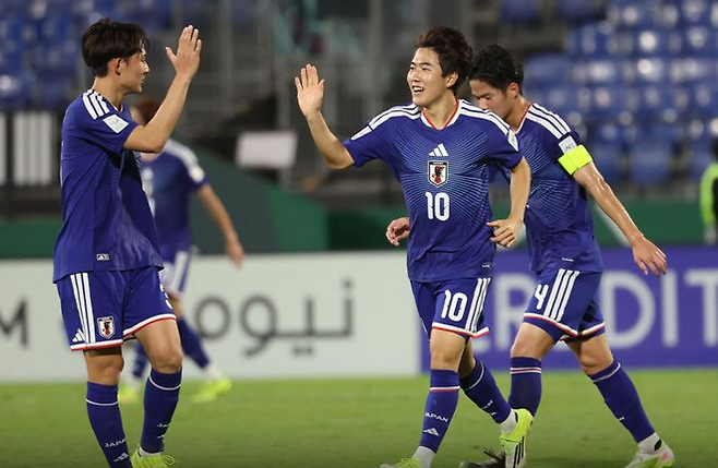 일본 U-23 대표팀 선수들이 14일 카타르전에서 골을 넣은 뒤 기뻐하고 있다. AFC SNS