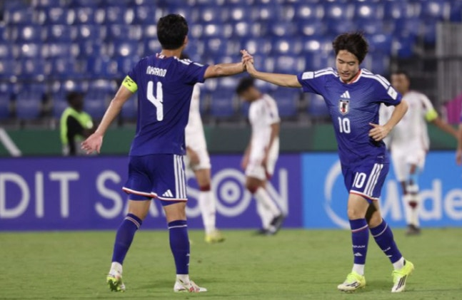일본 U-23 축구대표팀 선수들이 14일 카타르전에서 골을 넣은 뒤 하이파이브하고 있다. AFC 홈페이지