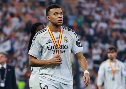 음바페가 12일 슈퍼컵 은메달을 받은 뒤 아쉬운 표정으로 걷고 있다. 로이터연합뉴스