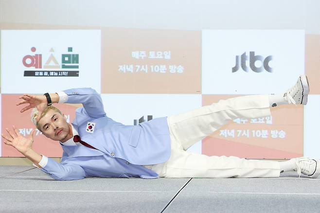 김영광이 14일 서울 여의도 페어몬트 앰버서더 호텔에서 열린 JTBC ‘예스맨’ 제작발표회에서 포즈를 취하고 있다. 연합뉴스