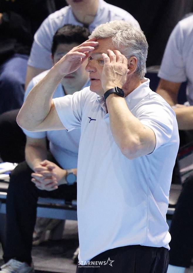 2025-2026 V-리그 남자부 대한항공 대 OK저축은행 경기가 13일 인천 계양체육관에서 열렸다.  대한항공 해난 감독이 선수들의 잇단 실수에 곤혹스러워하고 있다. /사진=김진경 대기자