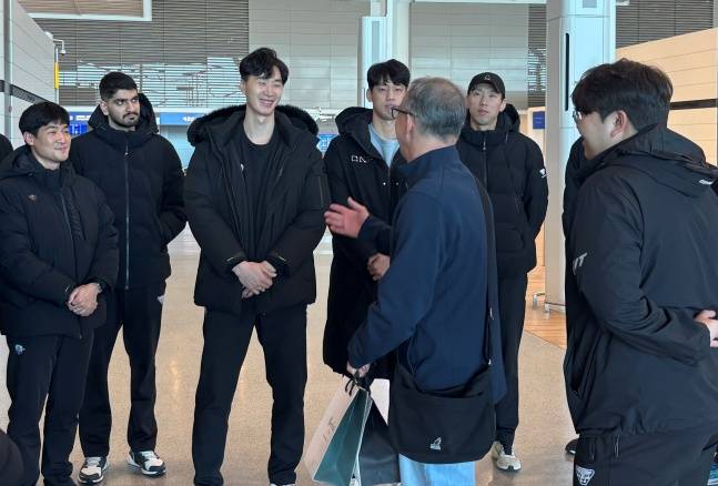 우리카드 박철우 감독대행(왼쪽에서 3번째)이 13일 인천국제공항에서 마우리시오 파에스 전 감독에게 응원의 메시지를 받고 있다. /사진=우리카드 배구단 제공