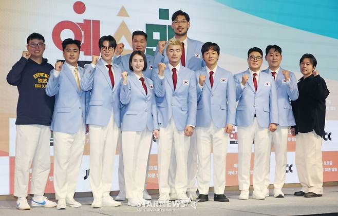 최창수CP, 안정환, 박태환, 서장훈, 기보배, 김영광, 하승진, 김남일, 이형택, 윤석민, 김동욱PD가이 14일 오후 서울 영등포구 페어몬 앰배서더 호텔에서 진행된 JTBC 예능 '예스맨' 제작발표회에 참석해 포즈를 취하고 있다.  레전드 스포츠 스타들의 치열한 예능 생존전 ‘예스맨’은 오는 17일 첫 방송된다. /2026.01.14 /사진=이동훈 photoguy@