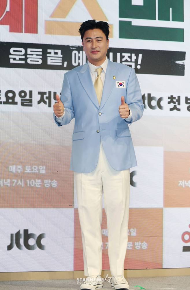 방송인 안정환이 14일 오후 서울 영등포구 페어몬트 앰배서더 호텔에서 진행된 JTBC 예능 '예스맨' 제작발표회에 참석해 포즈를 취하고 있다.  레전드 스포츠 스타들의 치열한 예능 생존전 ‘예스맨’은 오는 17일 첫 방송된다. /2026.01.14 /사진=이동훈 photoguy@