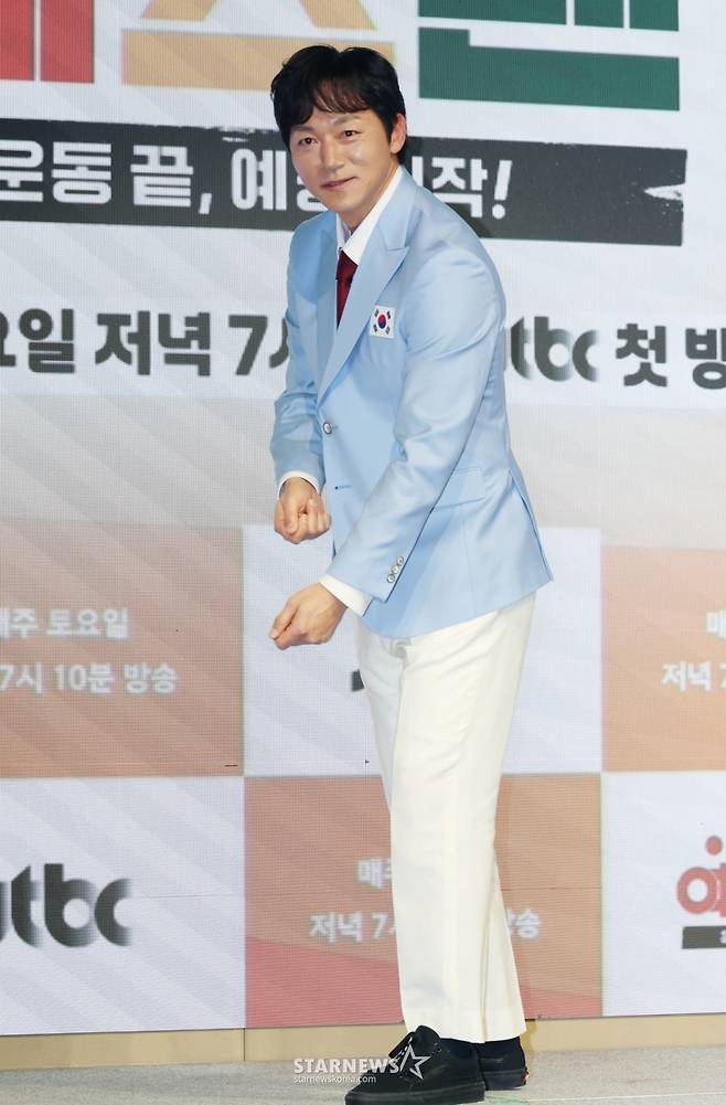 축구감독 김남일이 14일 오후 서울 영등포구 페어몬트 앰배서더 호텔에서 진행된 JTBC 예능 '예스맨' 제작발표회에 참석해 포즈를 취하고 있다.  레전드 스포츠 스타들의 치열한 예능 생존전 ‘예스맨’은 오는 17일 첫 방송된다. /2026.01.14 /사진=이동훈 photoguy@